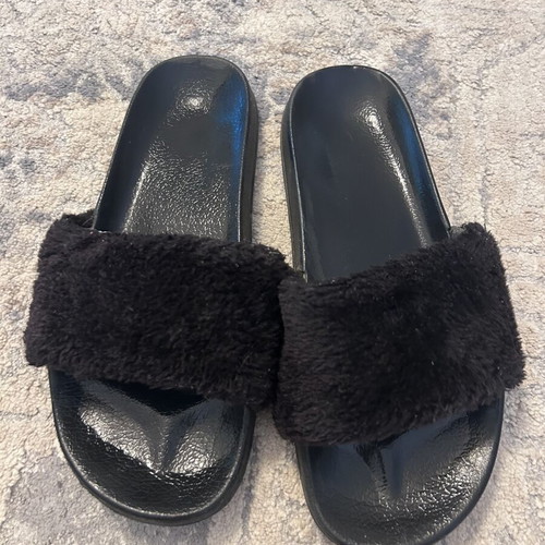 Fur slippers like new, size 39, black