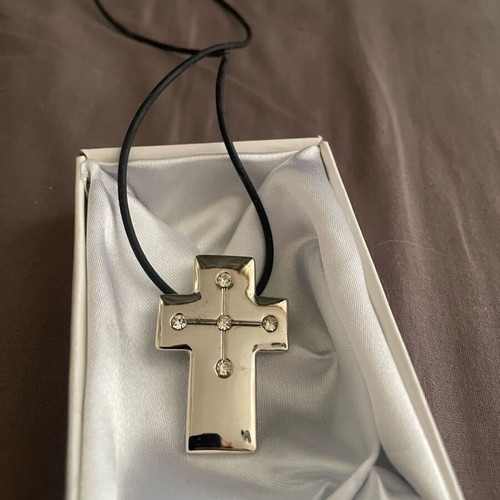 Cross pendant like new