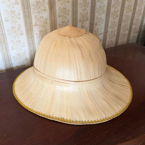 Vintage hat like new, traditional Asian straw beige