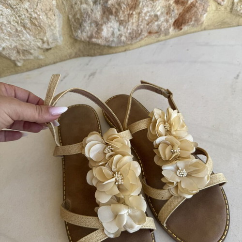 Flat sandals with floral detail beige size 40 like new