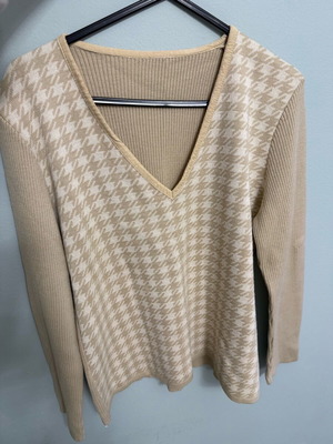 Beige pullover with white pattern Medium size like new