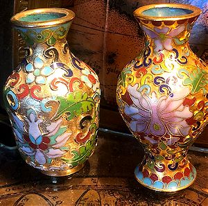 Αντίκες αυθεντικά (cloisonne vases) Κλουαζονέ από τα μέσα του 20ου Αιώνα..Σετ 2 βάζα μπρούτζινα επισμαλτωμένα με πολύχρωμα σμάλτα και floral σχέδια...Άριστη κατάσταση! ΤΙΜΗ ΣΕΤ