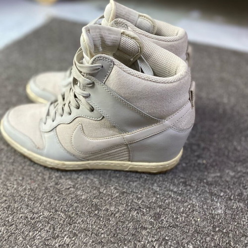 Nike αθλητικά παπούτσια με τακούνι σαν καινούργια, μέγεθος 39, άσπρο και γκρι