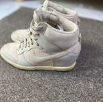 Nike αθλητικά παπούτσια με τακούνι σαν καινούργια, μέγεθος 39, άσπρο και γκρι