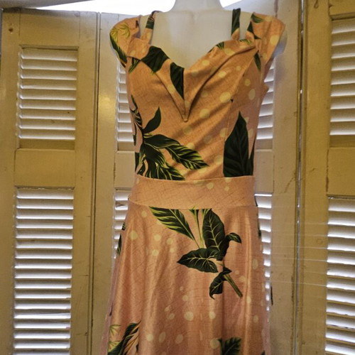 Pink tropical dress with leaf print like new, size S