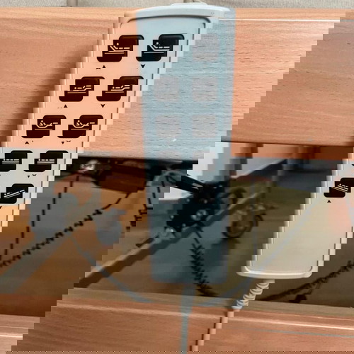 Νοσοκομειακό ηλεκτρικό κρεβάτι και αμαξίδιο μπάνιου σαν καινούργιο