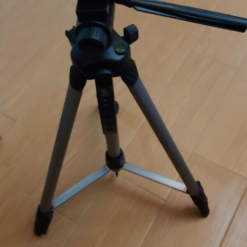 Camera tripod like new with case