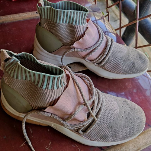 Athletic shoes like new, size 40, gray and beige