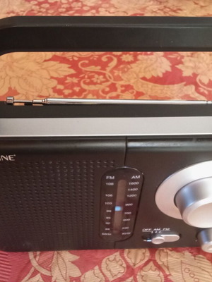Audioline TR-412 portable radio like new, AC and battery powered