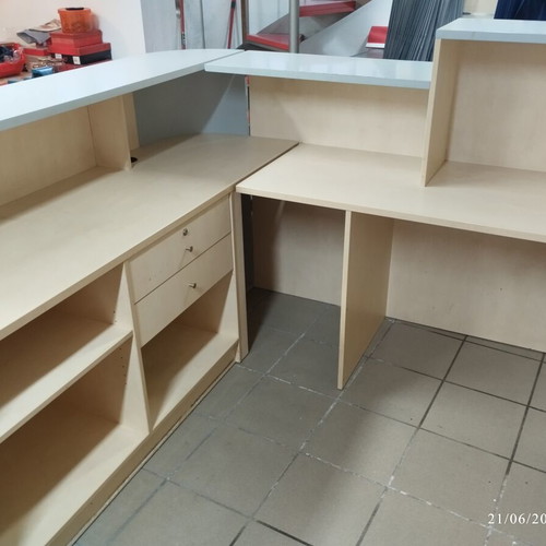 Reception desk like new, corner with two drawers 180x180x110 cm