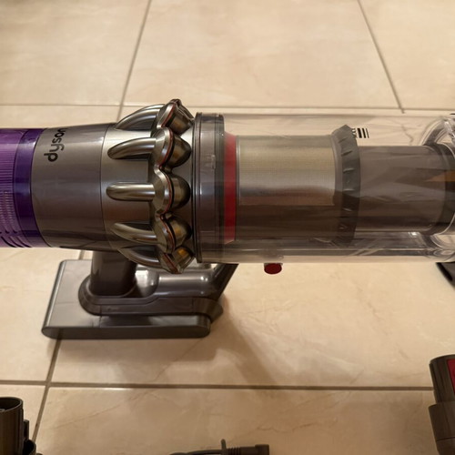 Dyson V11 (SV17) cordless vacuum with removable battery like new, 4 attachments