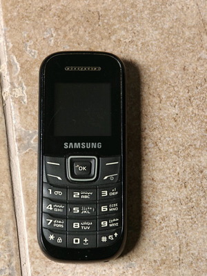Samsung GT-E1200M κινητό τηλέφωνο σαν καινούργιο, μαύρο με κουμπιά