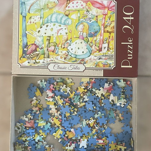 Children's puzzle Alice in Wonderland like new, 240 pieces