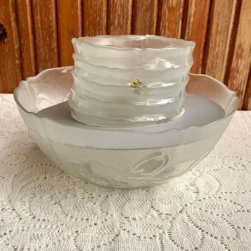 Vintage Arcoroc bowl set with 6 embossed flower bowls made in France new