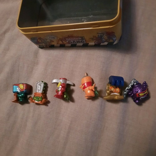 Superzincs metal box with 6 figures like new