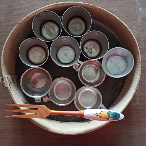 Kitchen set used with molds, cooking cups, wooden fork and sieve
