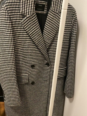 Bershka 3/4 coat size M like new, black and white
