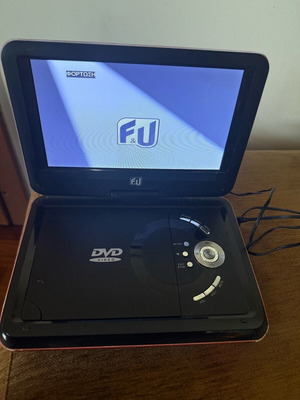 Φορητό DVD player μεταχειρισμένο με ενσωματωμένη οθόνη και φορτιστής