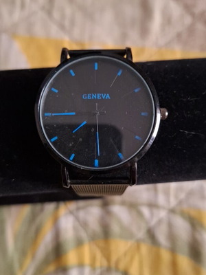 Wristwatch new with metal black strap and 40mm diameter