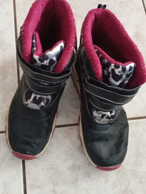 Winter athletic boots used with fur lining size 36, black and red