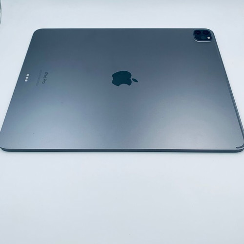 iPad Pro 12.9 2022 256GB used with Magic Keyboard, charger and cable