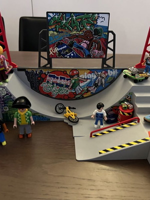 Playmobil 5558 Skate Park set like new with 7 figures and BMX