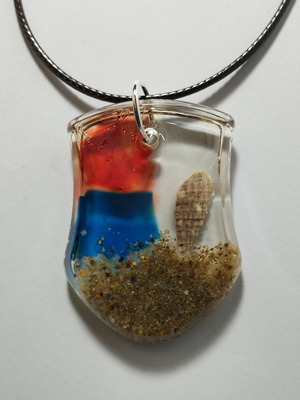 Handmade pendant with shell and sand in resin, multicolor, new