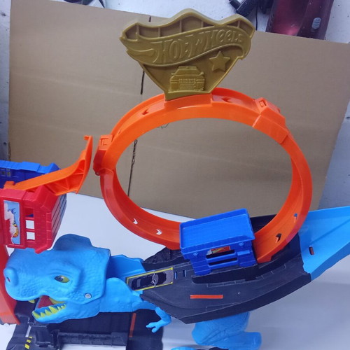 Hot Wheels City T-Rex Chomp Down racetrack HKX42 with 5 toy cars