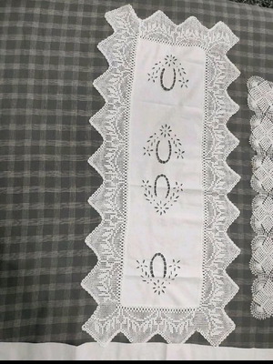 Linens 3 pieces with box in excellent condition