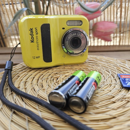Kodak EasyShare Sport C123 digital camera, yellow, 12MP, waterproof
