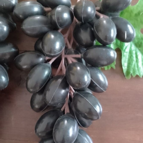 Plastic grapes lifesize, like new, two bunches