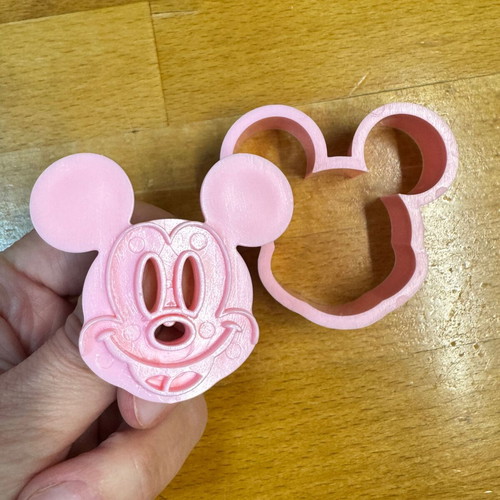 Plastic Mickey & Minnie Mouse fondant cutters set of 2 like new