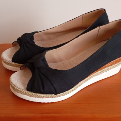 Peep toe shoes size 41 like new with platform heel and gold detail