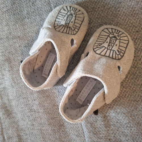 Montgomery coat Zara like new, size 2-3 years with hood and gift slippers