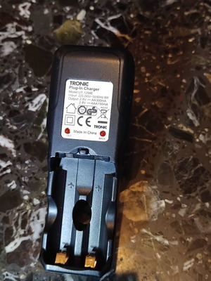 Φορτιστής Tronic Plug-In UT-1298E σαν καινούργιο για μπαταρίες AA και AAA