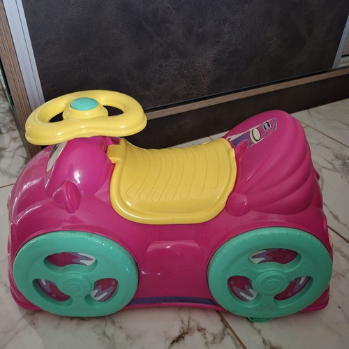 Chicco ride-on car like new, pink wheels