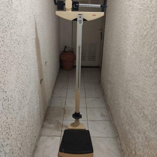 Seca Professional Body Composition Scale like new with height measure and wheels