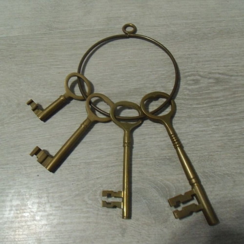 Set of 4 old bronze keys used