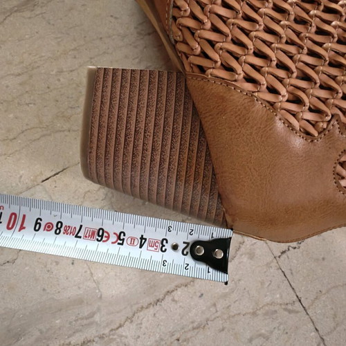 Brown ankle boots with knitted design and stable heel like new