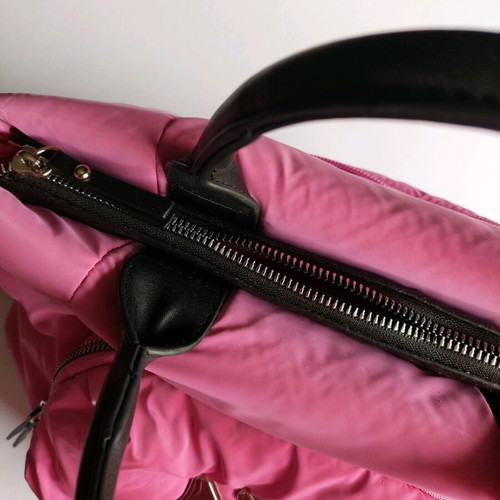 Fuchsia Binnari bag with black details