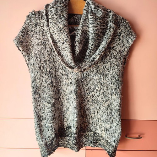Stradivarius knitted sleeveless sweater S black - white like new