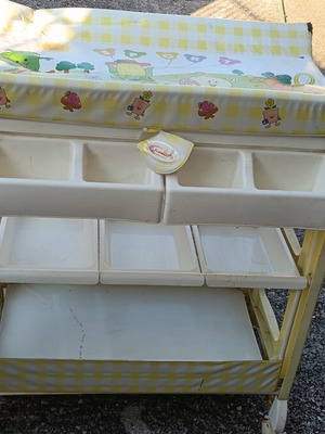 Changing table and baby bath used with many storage pockets