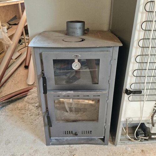 Wood stove with oven, heats 50-60 sqm