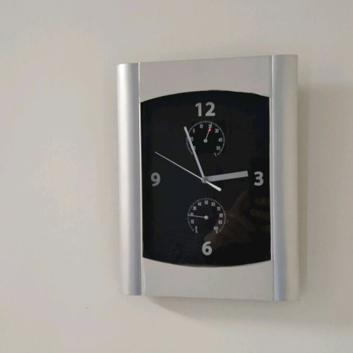 Wall clock like new with thermometer and hygrometer digital