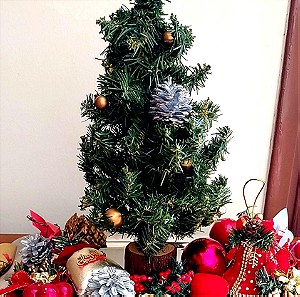 Χριστουγεννιατικο δέντρο μικρό με διαφορα στολίδια και μπάλες vintage