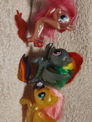 My Little Pony Sparkling Mermaids figures used, missing Fluttershy tail