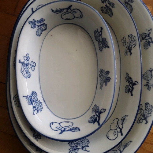 Serving bowls like new, set of 3 ceramic with rattan base