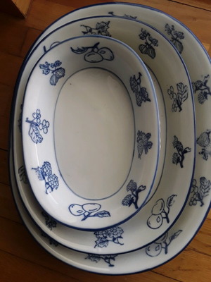 Serving bowls like new, set of 3 ceramic with rattan base