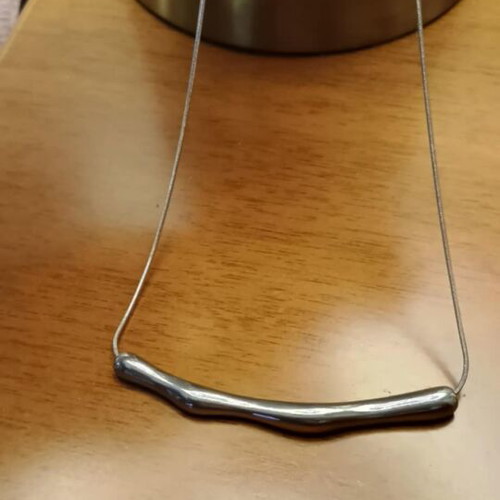 Necklace new in silver color, easy to wear