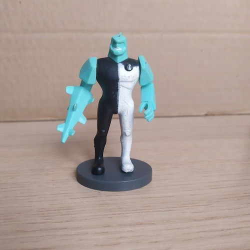 Ben 10 Diamondhead figure 8 cm used